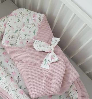 ČEKÁŠ HOLČIČKU? Tahle měkoučká zavinovačka od Tiny Star✨obalí tvou malou princeznu láskou a pocitem bezpečí. Jemný...